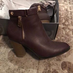 Women’s Ankle boots- Apt 9- size 8- wine colored